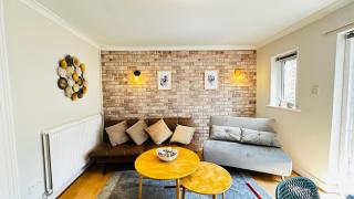 Inviting 2 Bed Guest House steps away from Ascot Racecourse 3 mins drive, 5 mins to Legoland, 12 mins to Windsor Castle Perfect for families & racegoers alike - Winkfield - 8