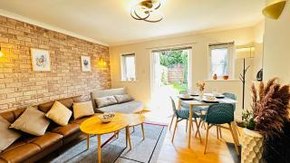 Inviting 2 Bed Guest House steps away from Ascot Racecourse 3 mins drive, 5 mins to Legoland, 12 mins to Windsor Castle Perfect for families & racegoers alike - Winkfield - 7