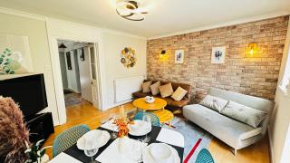 Inviting 2 Bed Guest House steps away from Ascot Racecourse 3 mins drive, 5 mins to Legoland, 12 mins to Windsor Castle Perfect for families & racegoers alike - 6