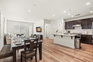 Comfort & Style Home Near the Airport - Ontario - 3