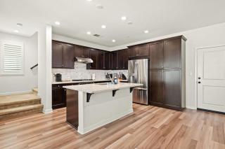Comfort & Style Home Near the Airport - Ontario - 1