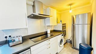 Inviting 2 Bed Guest House steps away from Ascot Racecourse 3 mins drive, 5 mins to Legoland, 12 mins to Windsor Castle Perfect for families & racegoers alike - Winkfield - 3
