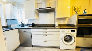 Inviting 2 Bed Guest House steps away from Ascot Racecourse 3 mins drive, 5 mins to Legoland, 12 mins to Windsor Castle Perfect for families & racegoers alike - Winkfield - 2