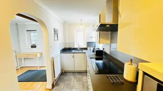 Inviting 2 Bed Guest House steps away from Ascot Racecourse 3 mins drive, 5 mins to Legoland, 12 mins to Windsor Castle Perfect for families & racegoers alike - 1