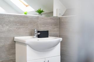 Modern Cozy 2-Bedroom Apartment with Netflix - Cardiff - 6