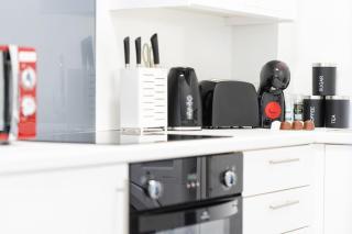 Modern Cozy 2-Bedroom Apartment with Netflix - Cardiff - 2
