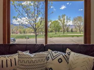 Alder Nest Cozy Retreat w Fire Pit & Workspace - 1