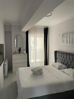 Mamaia Lakeside apartment by solid - 9