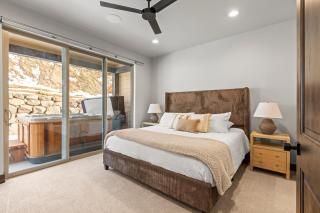 Spacious 4-Bedroom Townhome NEW Black RocK - 2