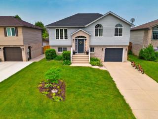 Walk to beach and downtown, private backyard, deck - Meaford - 0