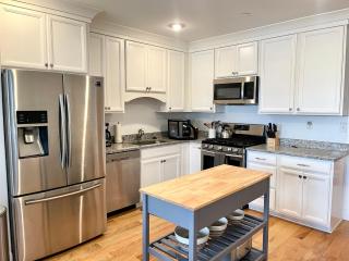 Modern 2-bed, 2-bath, 4 Min Walk To Northeastern - Boston - 4