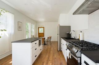 Stay Portland - The Tournesol Suite- Leisurely Strolls on NW 23rd - Portland - 5