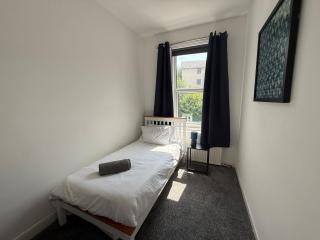 Coxon - 5 Bdrm 6 beds Perfect 4 contractor - Felling - 3