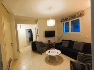 Stylish 2BR Semi-Basement- Cozy & Family-Friendly Retreat - Loutraki - 0
