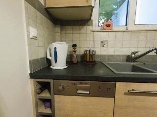 Stylish 2BR Semi-Basement- Cozy & Family-Friendly Retreat - Loutraki - 9
