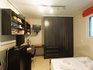 Stylish 2BR Semi-Basement- Cozy & Family-Friendly Retreat - Loutraki - 8