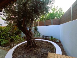 Stylish 2BR Semi-Basement- Cozy & Family-Friendly Retreat - Loutraki - 5