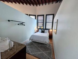 Sunny 2br W Office, Near Copley & Shopping - Boston - 4