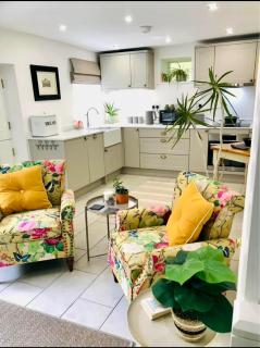 Flower Cottage by Ludlow Castle with Onsite Parking - Ludlow - 0