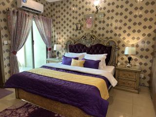 Stylish Luxe 2 BedroomLK Condo Close to GIGA Mall - Islamabad - 9