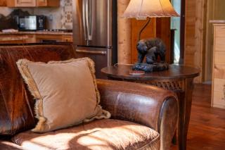 Spacious Cabin - Quality Finishes & Furniture, 2 Large Bedroom Suites Plus Den Bedroom Suite - 6