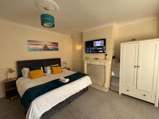 HILLTOP PLACE SUITES 4 Bedrooms near PEAK DISTRICT - - 6