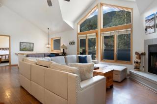 Pet Friendly, Private Hot Tub, Panoramic Mountain Views - 9