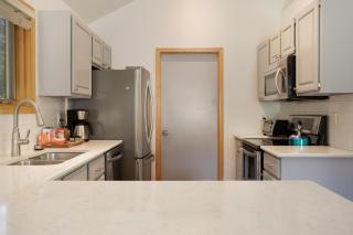 Pet Friendly, Private Hot Tub, Panoramic Mountain Views - 5