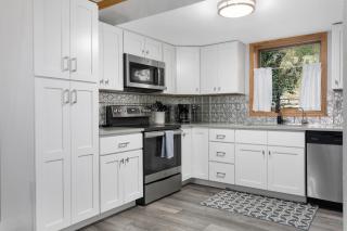 Private Hot Tub Overlooking Gore Creek, Parking for 4, Updated Townhome - Vail - 8