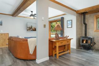 Private Hot Tub Overlooking Gore Creek, Parking for 4, Updated Townhome - Vail - 4
