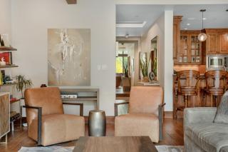 Penthouse Luxury Condo, Covered Parking, 2 Minute Walk to Cascade Lift - 1
