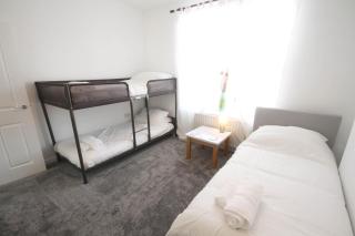 Spacious Home - 4 Bedrooms - Sleeps 9 - FREE Superfast 1GB Wi-Fi - 55" Smart TV - FREE Parking - Newcastle upon Tyne - 4