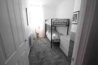 Spacious Home - 4 Bedrooms - Sleeps 9 - FREE Superfast 1GB Wi-Fi - 55" Smart TV - FREE Parking - Newcastle upon Tyne - 2