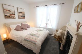 Spacious Home - 4 Bedrooms - Sleeps 9 - FREE Superfast 1GB Wi-Fi - 55" Smart TV - FREE Parking - Newcastle upon Tyne - 9