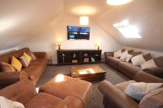 Spacious Home - 4 Bedrooms - Sleeps 9 - FREE Superfast 1GB Wi-Fi - 55" Smart TV - FREE Parking - Newcastle upon Tyne - 1