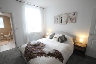 Spacious Home - 4 Bedrooms - Sleeps 9 - FREE Superfast 1GB Wi-Fi - 55" Smart TV - FREE Parking - Newcastle upon Tyne - 5