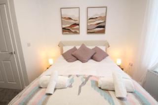 Spacious Home - 4 Bedrooms - Sleeps 9 - FREE Superfast 1GB Wi-Fi - 55" Smart TV - FREE Parking - Newcastle upon Tyne - 0
