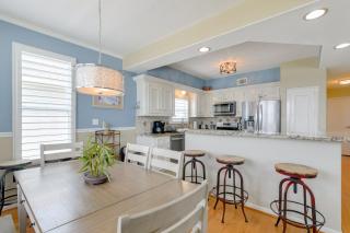 Boat Slip and Decks Waterfront Gem Near Galveston! - Virginia Point - 2