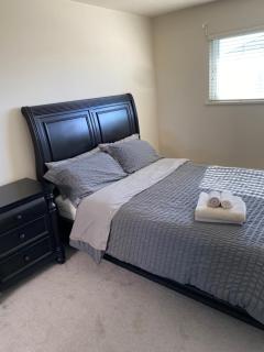 Separate bathroom, spacious and bright bedroom - Richmond - 2