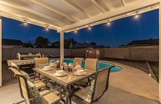 Fabulous 4 Bedroom Home Free Private Heated Pool - Phoenix - 0