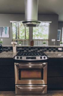6BR Retreat in ATX with Hot Tub - Austin - 4