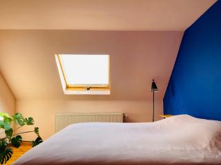 Witte ruime zolderkamer in herenhuis dubbel bed - Antwerp - 2