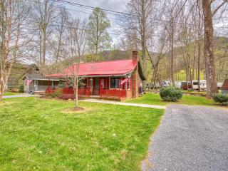 Relaxing Retreat on Jonathan Creek - Maggie Valley - 9