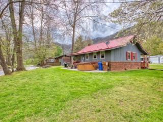 Relaxing Retreat on Jonathan Creek - Maggie Valley - 7