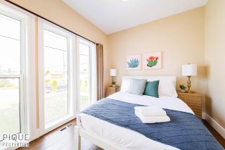 Summer Haven - Hot Tub - BBQ - Fire Table - Sleeps 8 - Edmonton - 2
