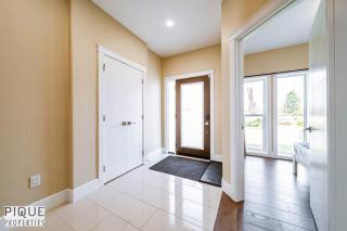 Summer Haven - Hot Tub - BBQ - Fire Table - Sleeps 8 - Edmonton - 4