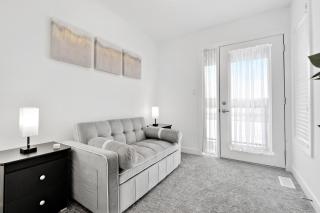 Waterfront 3BR House and Sleeps 8, Close to Canal and Family Friendly - Welland - 1