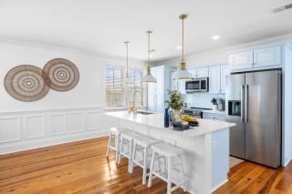 Sand Dune by AvantStay Vibrant 6 BR Bungalow w Entertainers Dream Roof - Mount Pleasant - 1
