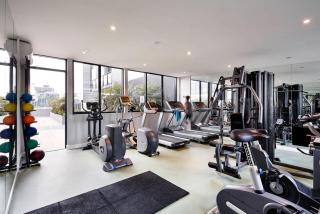 Stylish Southbank Stay with Views, Pool & Gym - Melbourne - 6