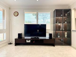 Cosy Modern 5BR Home-Major Hubs Parks with EV Charger - 5
